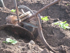 Готовый самодельный ручной окучник Самодельный окучник