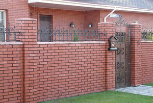 Забор и дача в одном стиле Забор для дачи из кирпича