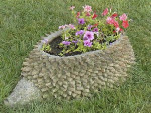 Клумба из камня в форме ежа Клумба из камня